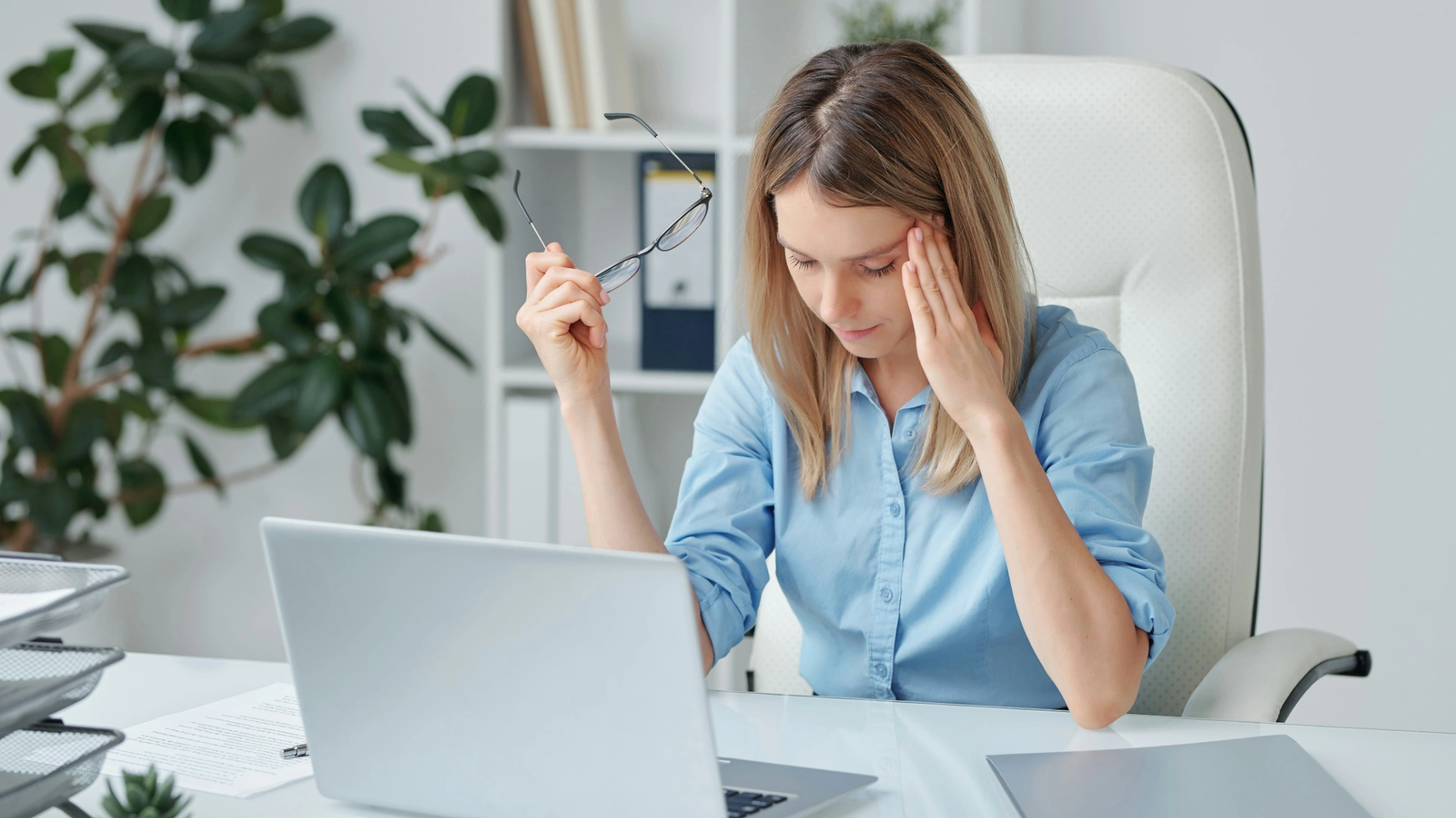 Leader reflecting on emotional burnout at work while taking a mindful pause to restore focus.